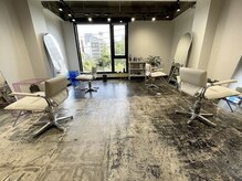 モクレン(mokuren.)の雰囲気（大きな窓が印象的な店内！マンツーマンでお手入れいたします）