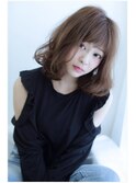 大人女子ゆるふわハニーヘア、斜めバング