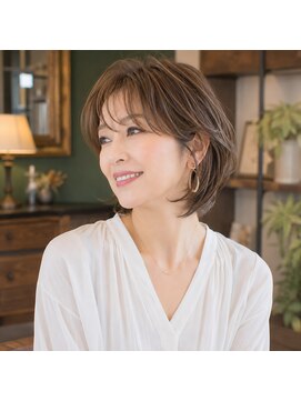バグズ(Baguz) 40代50代くびれショートボブ小顔レイヤー艶感ひし形大人ショート