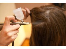 専用のエアブラシを用いてテラヘルツ機能水を毛髪と頭皮にたっぷり浸透させ、頭皮と髪のタンパク質を復元！