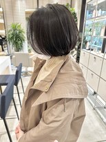 ステア ケース(stair case) 大人黒髪ハンサムショート前下がりセンターパート