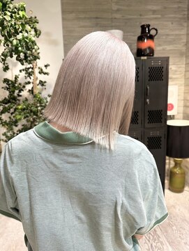 ヲタク(wotaku.) ホワイトミルクティーベージュハイトーンダブルカラー外はねボブ