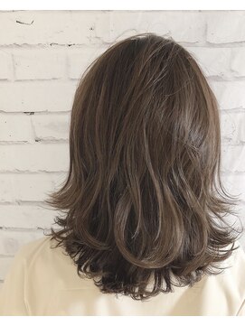 アディクト(ADDICT) 外はねミディアムボブ