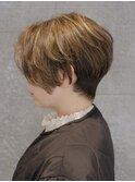 前下がりくせ毛柔らか猫っ毛膨らむハイライトショート大人