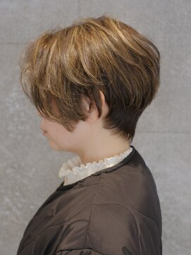 ピークアブー 原宿ハラカド(PEEK-A-BOO) 前下がりくせ毛柔らか猫っ毛膨らむハイライトショート大人