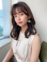 20代に人気！顔周りの後れ毛がかわいいシャギーレイヤーロング