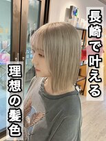 コワファースト長崎シャンプーボーイ 2nd(COIFF1RST 長崎 SHAMPOO BOY)&nbsp;長崎で叶える 切りっぱなしパツっとボブ ホワイトベージュ