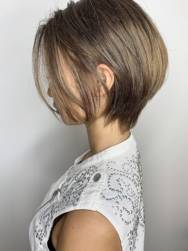 イズ(iss) #ショートヘア #ブリーチカラー