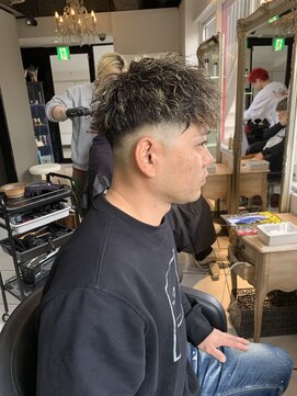 アイズ 海老名(AIZU) ツイストスパイラルパーマ スペインカール フェードカット