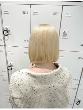 ジーナ 渋谷神南(Zina) ブロンドヘア/ハイトーンボブ/切りっぱなしボブ/ミニボブ