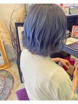 シー 岡崎(,SHE) シルバー×ブルーのグラデカラーが揺れる軽やかウェーブミディ