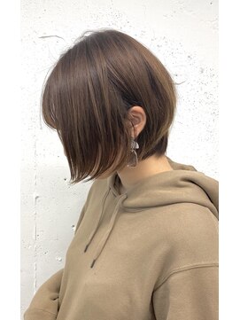 アンドブルー(and blue) 耳かけショートボブ