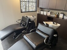 ノエル ヘアー アトリエ(Noele hair atelier)の雰囲気（落ち着いた照明に足を伸ばしリラックス出来るシャンプー台◎）