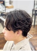 メンズフェザーパーマ　センターパート毛流れパーマ