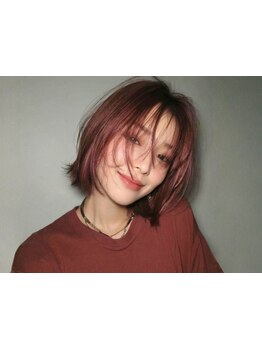 魅力的なスタイルで自分らしさ発見[新宿/新宿駅/ブリーチ/ダブルカラー/前髪カット/インナーカラー］