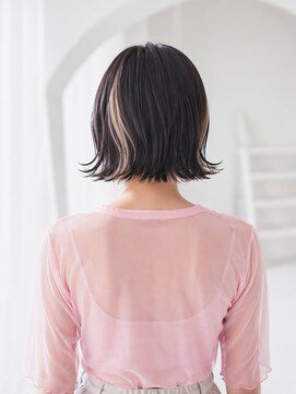ディンプル 越谷駅前(DiMPlE) 10代20代人気の切りっぱなし外はねインナーホワイトショートボブ