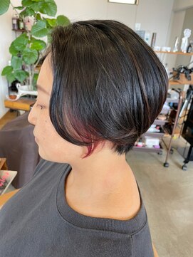 チルハウス(Chill-hus) セクションカラー レッドイヤリングカラー×奥行きショート