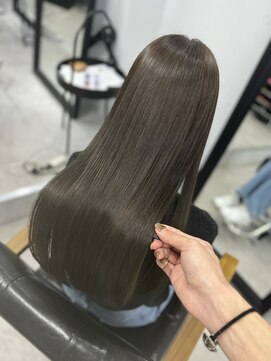 ダーツ(darts) darts_Ukyo/オリーブグレージュで柔らかくくすみ感をプラス!