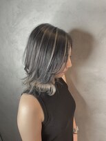 アイドット(i.)&nbsp;コントラストをつけたシルバー系カラー