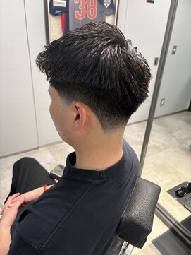 イントロバイフィーネ 渋谷(INTRO . by Fi-Ne) メンズバーバーテーパーフェードアイロンパーマ