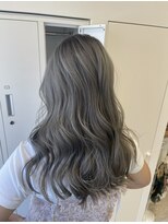 エイミー バイ ハセ(Aimee by HASE) 20代30代40代/大人可愛いレイヤー×透明感グレー/ゆる巻きロング