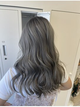 エイミー バイ ハセ(Aimee by HASE) 20代30代40代/大人可愛いレイヤー×透明感グレー/ゆる巻きロング