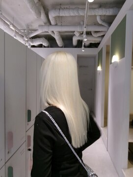 ムーム(Momb) リタッチで繋ぐブロンドヘア