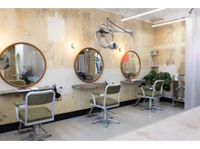 フィリュヌ(filune)の雰囲気（祖母が40年働いた美容院をリノベーション。柱と壁に注目です。）