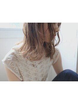 透明感たっぷり、垢抜けた印象漂うカラーをご提案＊動くたび“あざと可愛い”スタイルにココロ奪われる―。