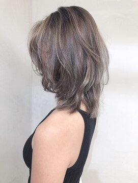 ヌイ 横浜(nui) ラベージュ_ミディアムヘア斜めバンググレージュカラー