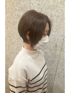 アッタニコ(atta2co) 大人ショート　センターパート　艶感　ベージュカラー　透明感