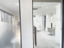 明るい白髪染め専門店 兵庫駅前の雰囲気（光溢れる明るい店内。なのに、席は周りの目が気にならない半個室）