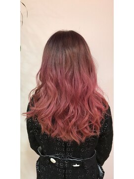 美容室 メザミー MESAMIES 個性派キュートなピンクグラデーション