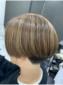 白髪ぼかしハイライト×刈り上げショートボブ