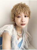 外ハネフェザーショート