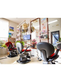 地域密着の地元に愛されたサロン◇幅広い年齢から支持◎待ち時間や施術後にカフェのメニューを楽しめる♪