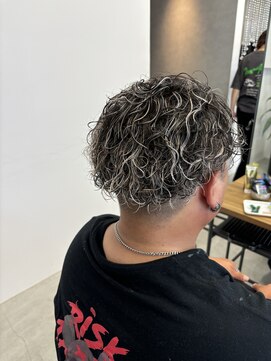 テラス トヨタ(Telasu Toyota) メンズスパイラルパーマとホワイトメッシュカラー