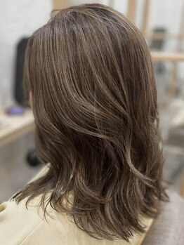 明るいハイライトで気になるところもオシャレにカバー！大人女性の魅力を引き出すカラーをご提案♪