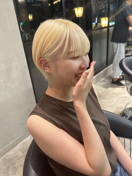 トイロ 新宿(Toiro) 耳掛け　ハイトーンコンパクトショート