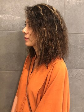 ディスコネクト(DISCO-N-NECT) ハードパーマ　プードルパーマ　ハイライト　ロングパーマ