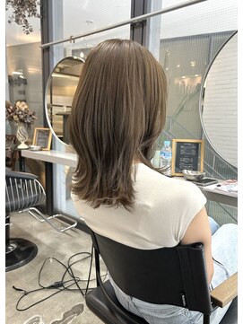 アシェット(assiette) 外ハネミディアム　肩下レイヤー　オリーブベージュ【川野　光】