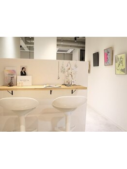 五感を通し髪も心も癒される―。居心地の良さが自慢の、大人のためのおしゃれで楽しい、ひみつ基地◎