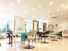 リラックスビューティーサロン グロー(GLOW)の雰囲気(光の差し込む明るい店内【諏訪】)