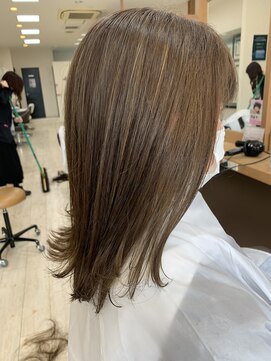 リアン(Lien) ハイライト×ミディアムボブ/アッシュベージュ/透明感・赤味なし