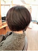 くせ毛でも女性らしい丸みのショートボブ
