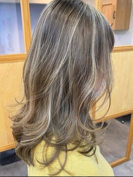 美容師 久保浦 ホワイトハイライト