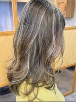 美容師 久保浦 ホワイトハイライト