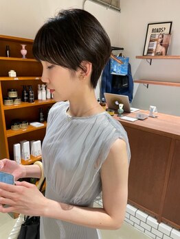 ハー(her)の写真/トレンドを意識した繊細な顔周りのカットで、さりげない変化を。簡単なスタイリングでこなれ感を演出。