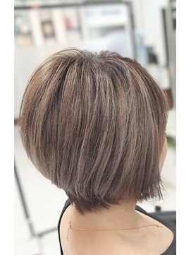 ヘアースタジオ ジェイワン(hair studio J ONE) 30代40代50代60代大人前下りショート脱白髪染めシルバーベージュ
