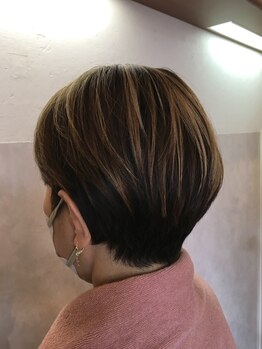 サロンド イブキ(Salon de IBUKI)の写真/お悩みに合わせた暗すぎない白髪染めを＊髪質、ダメージ、染まりやすさなども考え、カラー剤を調合します◎
